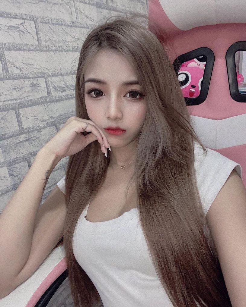 正妹「Lynn」白嫩美腿超诱人，「亮丽的颜值」太让人著迷！-小湿妹图(11)