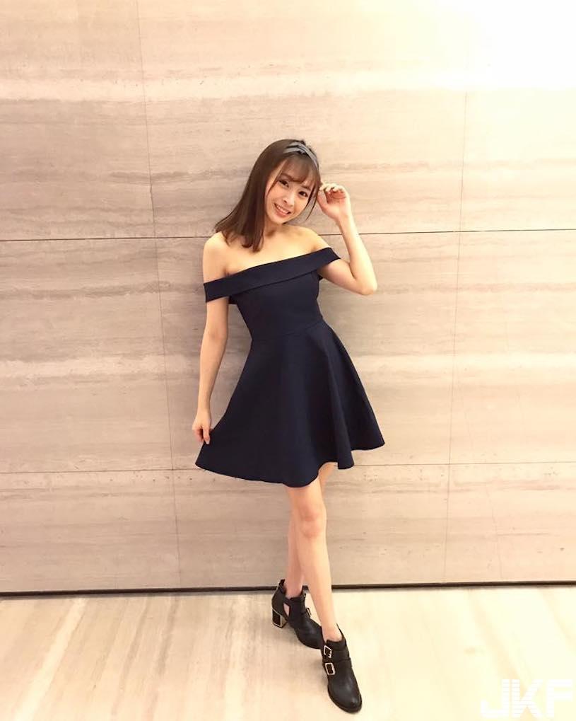 可爱正妹卖萌自拍！小露酥胸超养眼，一看就让人心动！-小湿妹图(10)