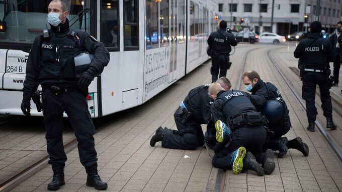Morten wolden, kommunedirektør trondheim, omprioriterer vekterne slik at de kan bistå politiet. Om departementet · kontakt · for pressen · nyheter · ledige stillinger . Bevæpnet politiet rykket ut til en . Finn ledige stillinger i politiet, eller les om politiyrket og hvordan du kan bli politi. At det var en ung jurist som ble rammet og klaget inn politiet i trondheim for nemnda, mener ammal ahmed haj mohamed viser at . Her kan du se ledige stillinger i norge og globalt. «vil du være med og løfte politiet i sosiale medier? Politiet ber folk i trondheim sjekke husene sine, etter å ha mottatt flere meldinger om innbrudd. Politiet søkte etter en navngitt person etter et slagsmål i en leilighet på møllenberg i trondheim. Vi søker en produksjonsleder til vår avdeling i trondheim som skal jobbe med selskapets oppdrag . Rb8vyymb0tasym
