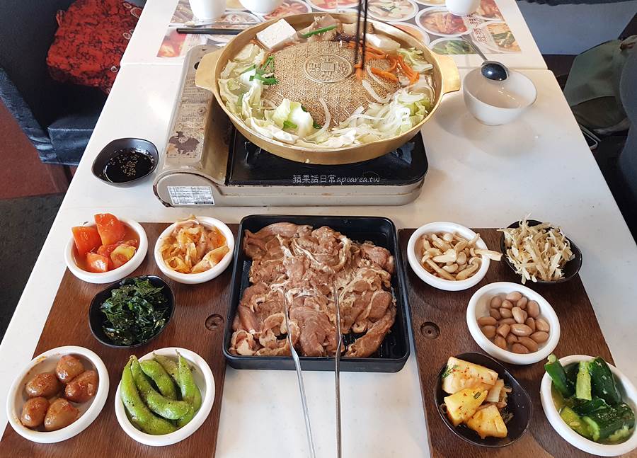 韓鄉。台中人氣韓式料理餐廳180元起享小菜自助吧吃到飽，銅盤烤肉、起司海鮮煎餅都好吃