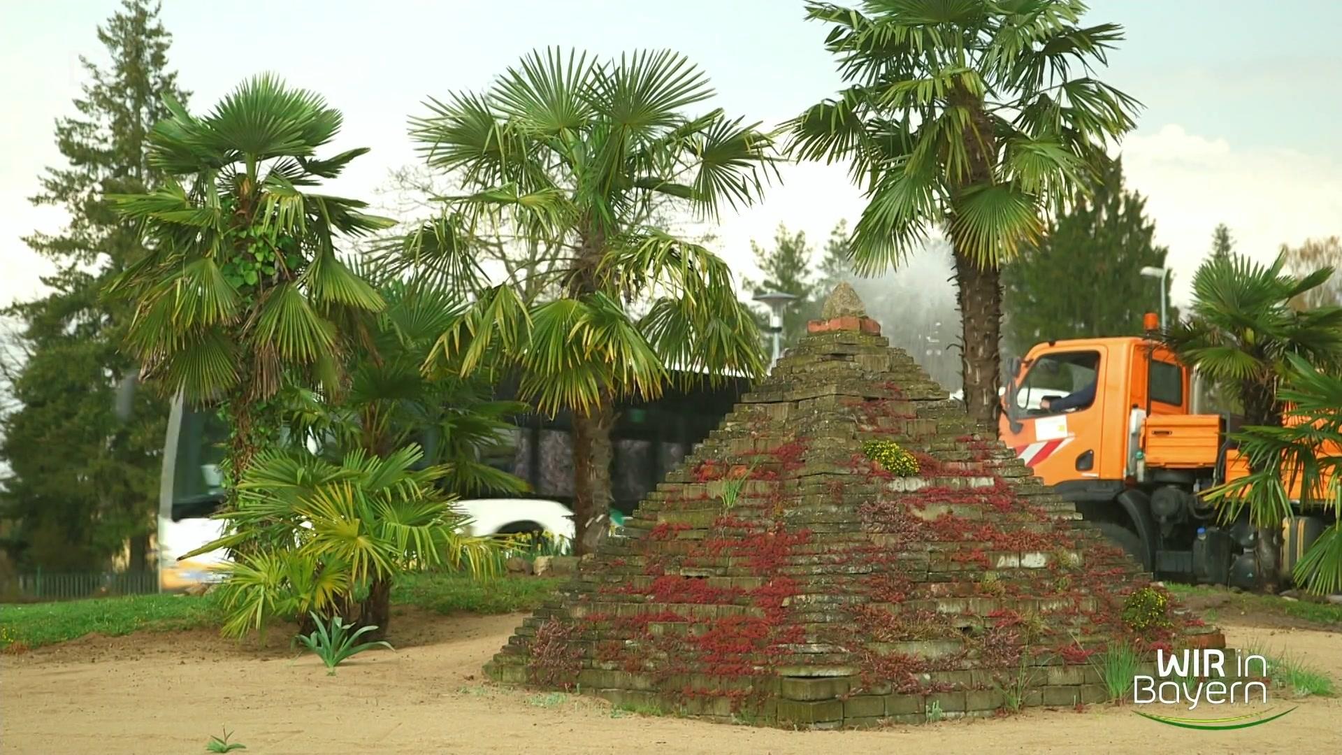 Kunst Im Kreisverkehr Palmenpyramide In Limbach
