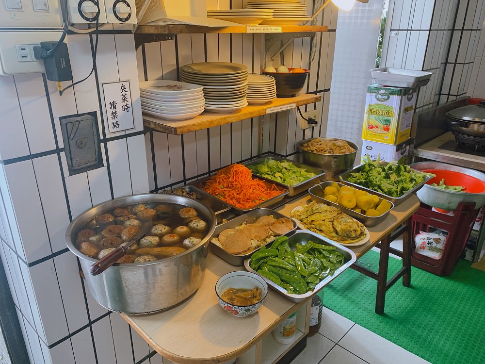 安平五期素食｜一間非常不起眼的小店~沒有裝潢  簡簡單單《素素便當》