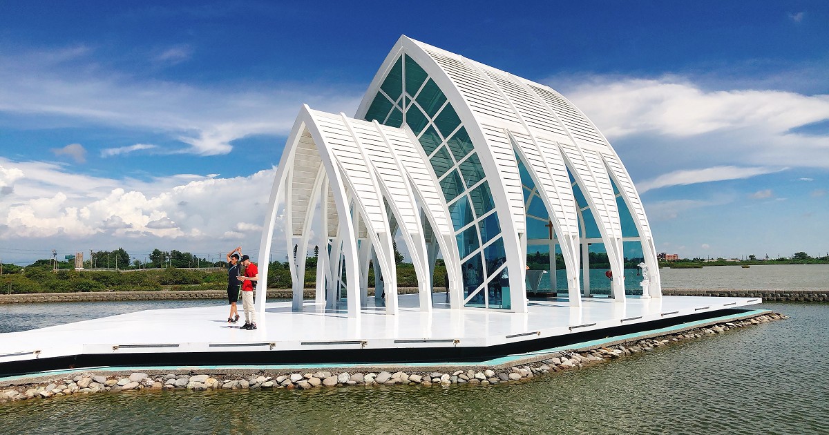 北門遊客中心、北門水晶教堂｜遊客中心腹地很廣闊，除了IG網美必拍的水晶教堂，還設置了許多裝置藝術，讓來此旅遊的朋友們，可以拍很多美美的照片！