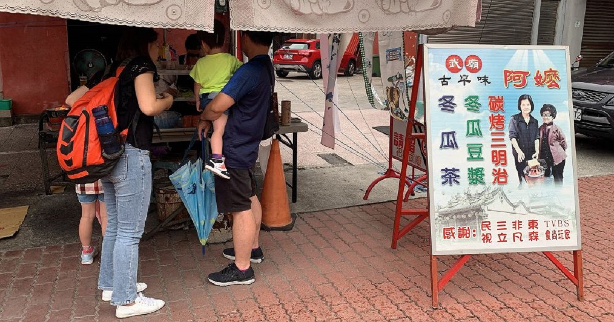 武廟阿嬤手工碳烤三明治｜一個手工炭烤製作出來的三明治，感覺就好有人情味，炭香加上抹在吐司上的奶油真個很可以！