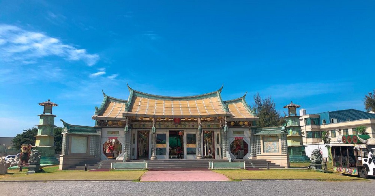 玻璃媽祖廟-台灣護聖宮｜矗立在工業區裡面，寺廟皆以玻璃來建設..處處可看到特別之處，景點不大..但非常適合拍照！