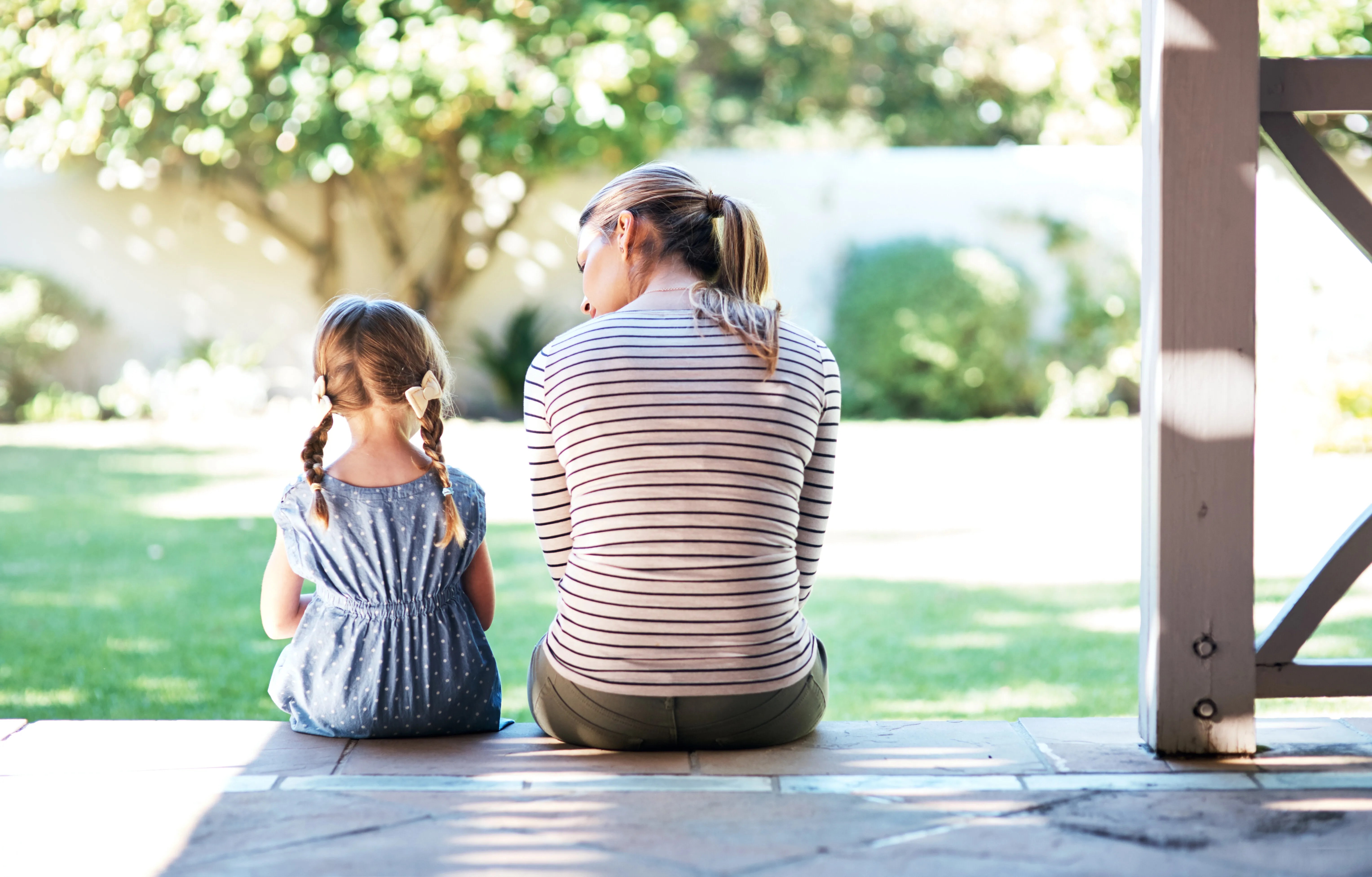 We're Therapists – Here Are 6 Signs You Grew Up With An 'Eggshell Parent'
