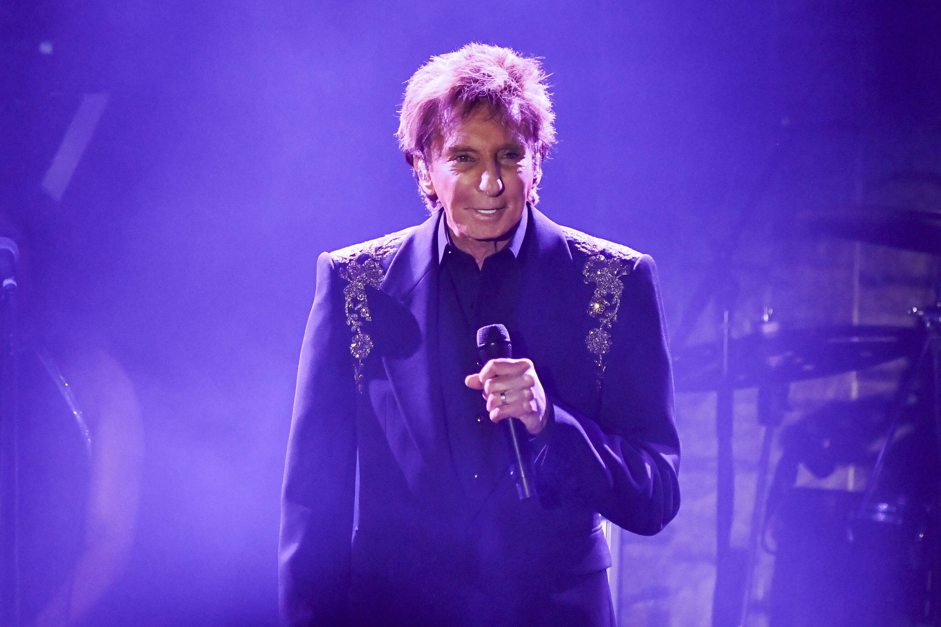 Barry Manilow's Team Issues Health Update After Cancelling Live Show Mid-Concert