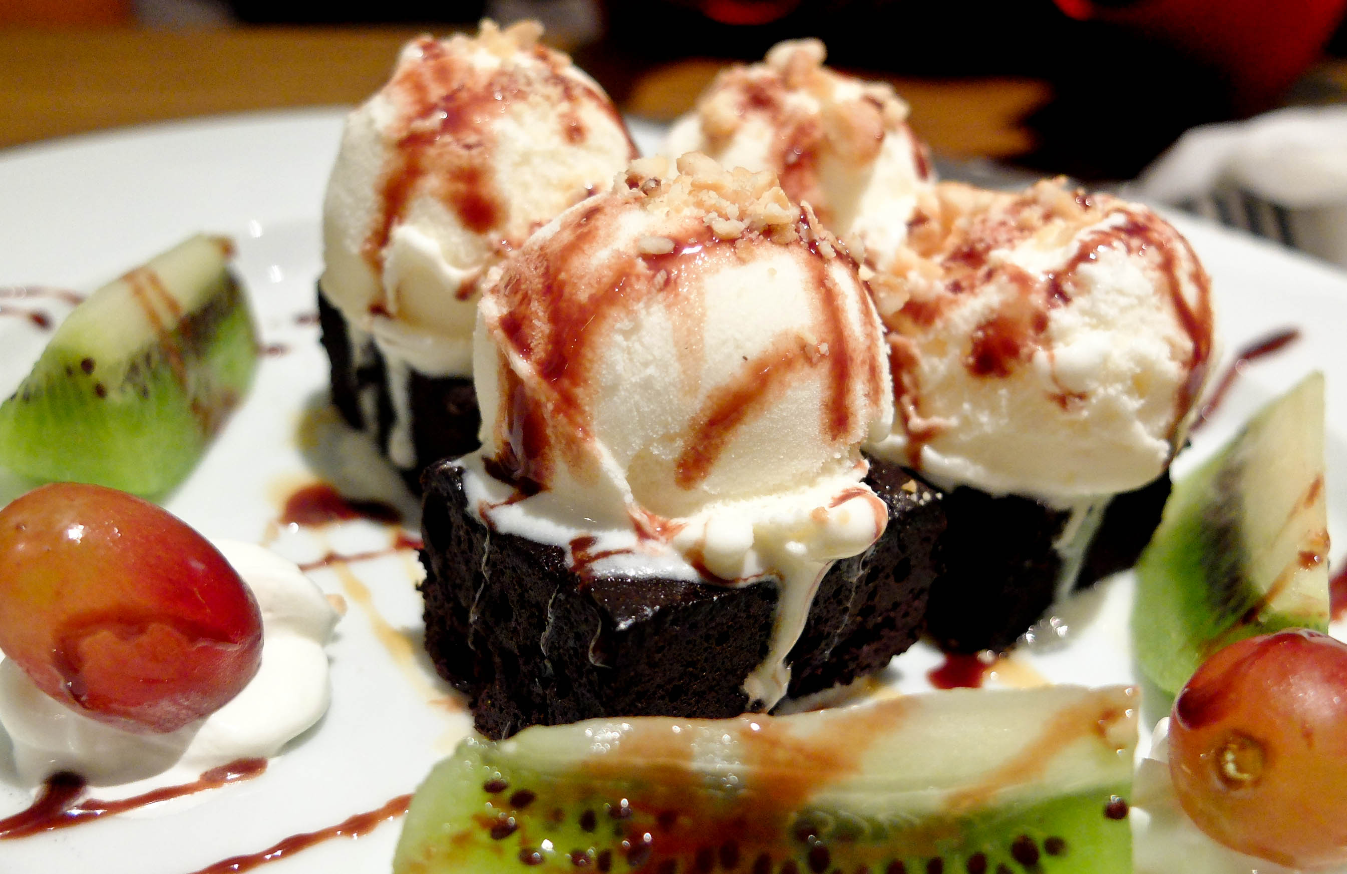 【高雄。鼓山區】Yami Kitchen 可口廚坊—-超好吃的溫巧克力布朗尼