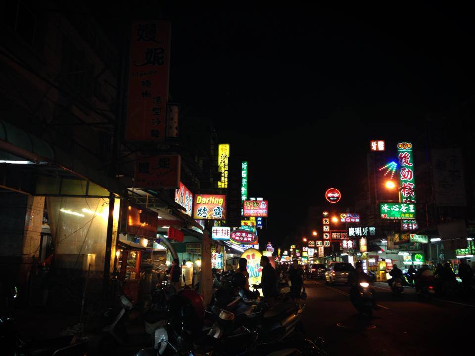 在五甲自強夜市準備呷奔…..