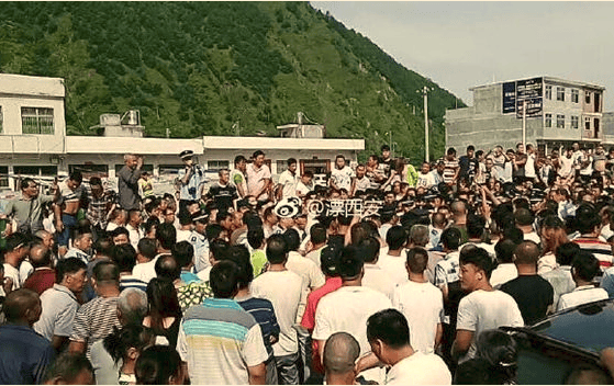 陕西商洛丹凤县数千居民,自发组织抗议政府乱收费。(网络图片)