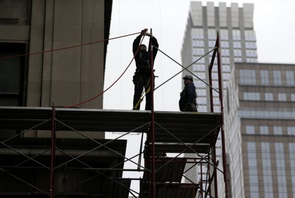 美國4月份失業率降到3.9%。圖為紐約街頭的建築工人。(AP Photo/Seth Wenig, File)