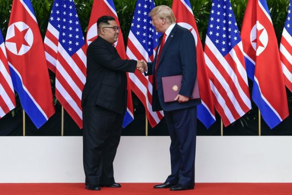 川普和金正恩在川金会签字后握手。(AP Photo/Susan Walsh, Pool)