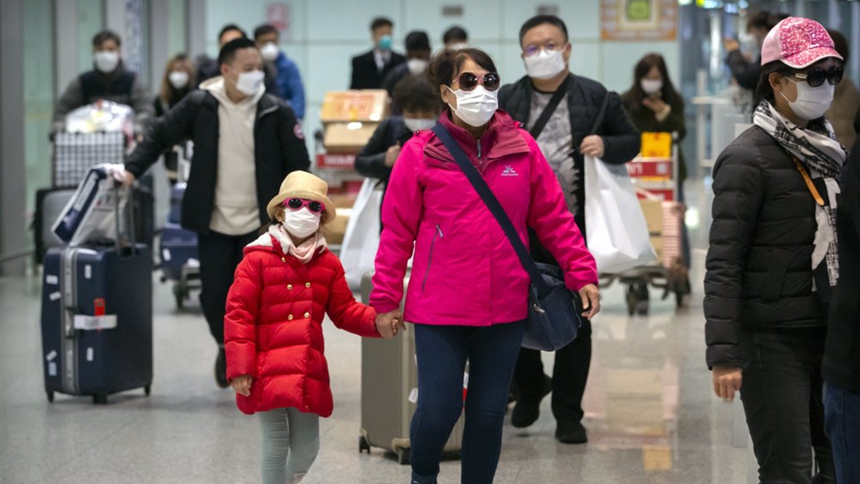 圖為戴口罩與眼鏡的遊人（AP/美聯社）