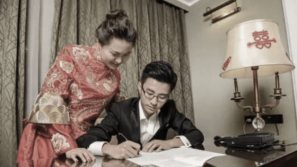 2016年5月,官方曾大肆炒作江西一对新婚夫妇在洞房抄写共产党党章,引发网民讥讽批评如潮。(网络图片)