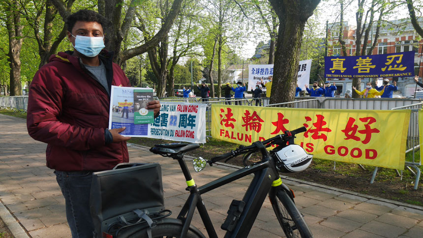 比利时民众Dimbeko反对中共迫害法轮功。(特约记者容法拍摄)
