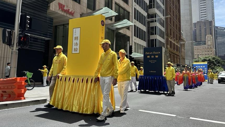 2024年10月25日, 悉尼法轮功学员在游行中告知路人,《转法轮》这本书就是人来世找寻的宝典,虽然人们自己淡忘了。