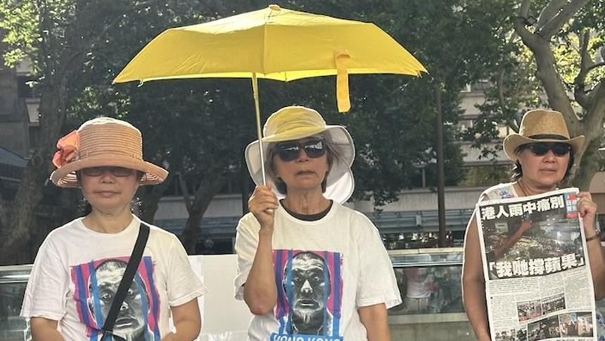 2026年1月10日，纽省市政厅前，香港人士集会要求港共政府无罪释放黎智英先生（章纯/希望之声）