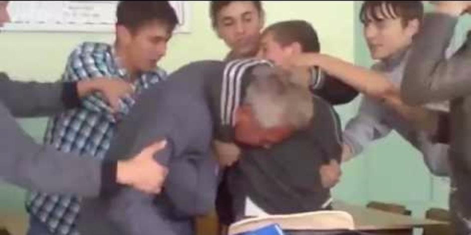 التربية قبل التعليم.. فصل طالب بمدرسة فى القناطر الخيرية لتعديه على مدرس