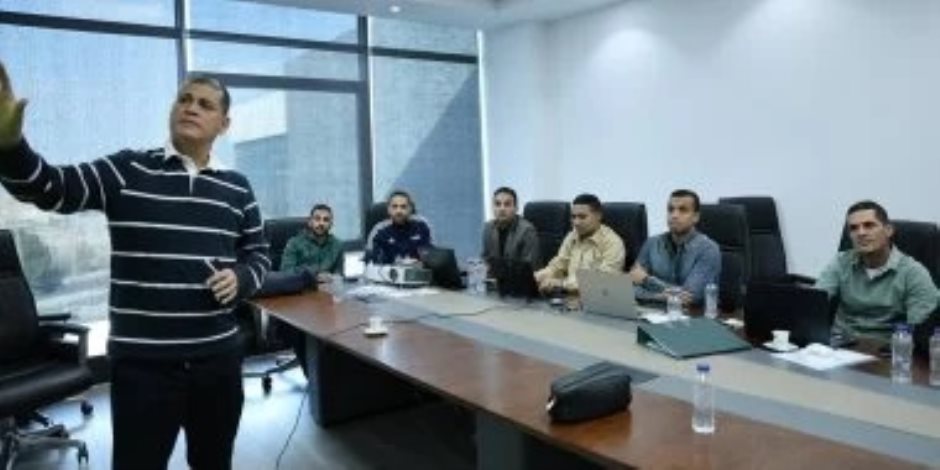 هل سيجدد اتحاد الكرة التعاقد مع خبير التحكيم الكولومبي أوسكار رويز ؟ اعرف التفاصيل 
