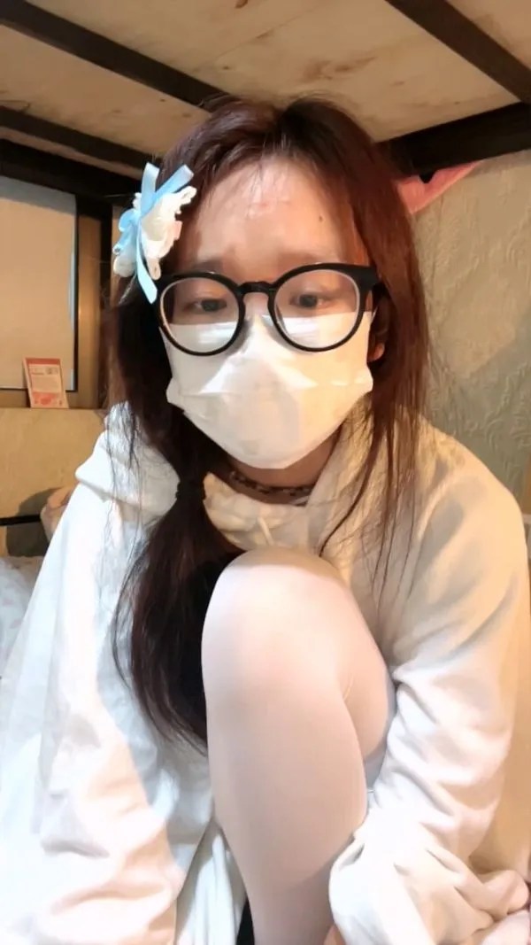 冻死小呆-在校大学生下海赚学费嫩乳嫩穴宿舍各种展示[2V3.29GB]