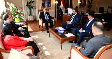 وزير الصناعة يستعرض مقومات الاستثمار فى مصر مع إحدى الشركات وزير الصناعة يستعرض مقومات الاستثمار فى مصر مع إحدى الشركات