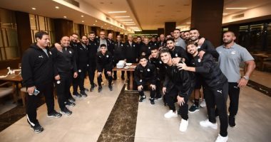نجوم منتخب مصر يحتفلون بعيد ميلاد حلمى طولان فى معسكر كأس العرب
