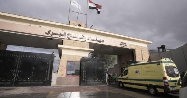 معبر رفح من الجانب المصرى يستقبل دفعة جديدة من الفلسطينيين العائدين إلى غزة