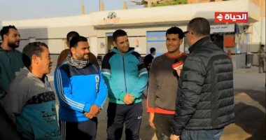 عمرو الليثي يجبر بخاطر العاملين بمحطة وقود ويهديم جوائز مالية عمرو الليثي يجبر بخاطر العاملين بمحطة وقود ويهديم جوائز مالية