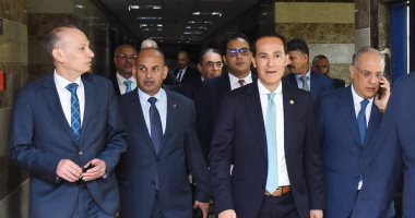 محمد عوض يتفقد فرع الهيئة العامة للاستثمار والمناطق الحرة بمدينة نصر محمد عوض يتفقد فرع الهيئة العامة للاستثمار والمناطق الحرة بمدينة نصر
