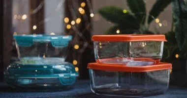 10 أشياء احذرى تخزينها فى عبوات بلاستيكية لضمان سلامتها لفترة أطول 10 أشياء احذرى تخزينها فى عبوات بلاستيكية لضمان سلامتها لفترة أطول