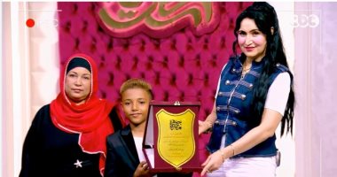 هبة عبد الفتاح تهدى درع الموهوبين للمطرب الصغير علي ممدوح بـ جوهرة مصرية