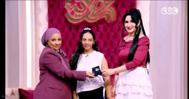 برنامج &laquo;جوهرة مصرية&raquo; يهدي والدة فرح بطلة من ذوى الهمم قلادة ذهبية