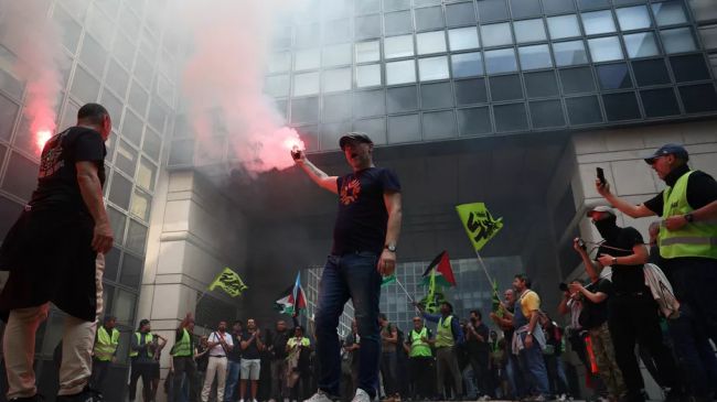 В Париже протестующие ворвались в здание Министерства экономики Франции В Париже протестующие ворвались в здание Министерства экономики Франции