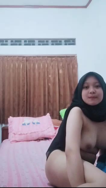 Hijab Viral Omek Pakai Botol Parfum Bokep31