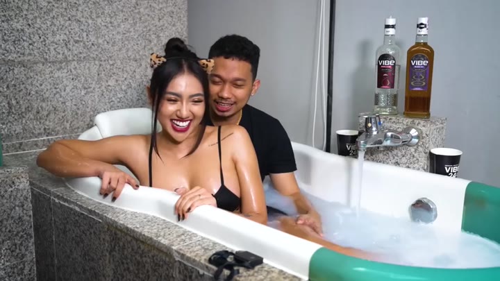 Mandi Bareng Meli Gp Selebgram Nakal Jilatin Leher