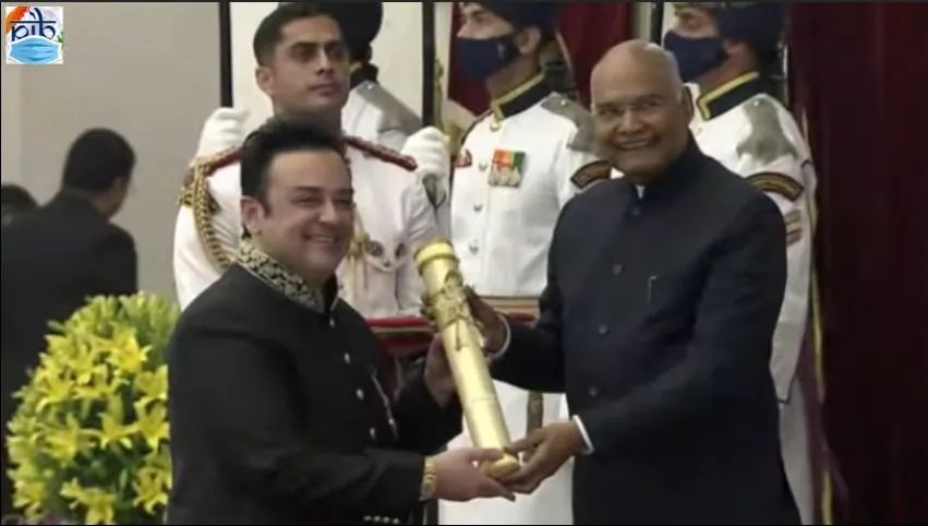 Padma shri award was given to kangana ranaut, karan johar, and ekta kapoor from the entertainment industry. Upt Pjukbgicxm