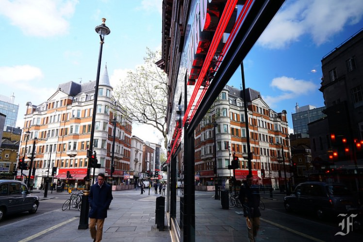 學攝影：利用玻璃或地板反射拍出對稱的有趣畫面