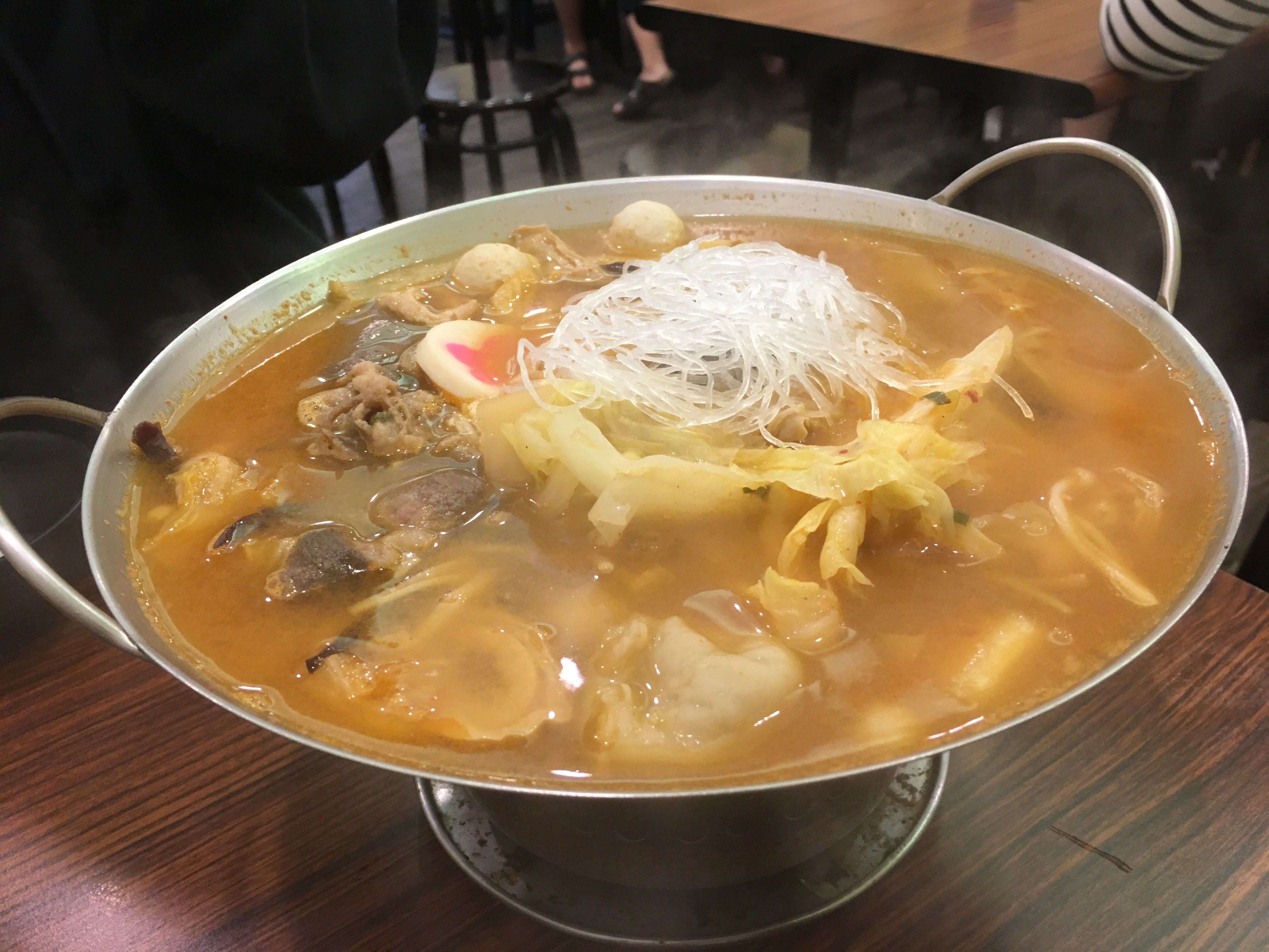 【高雄美食】鍋兵鍋將麻辣臭豆腐，光華夜市排隊百元有找高CP值平價小火鍋，最強鴨血鳥蛋加點只要10元！