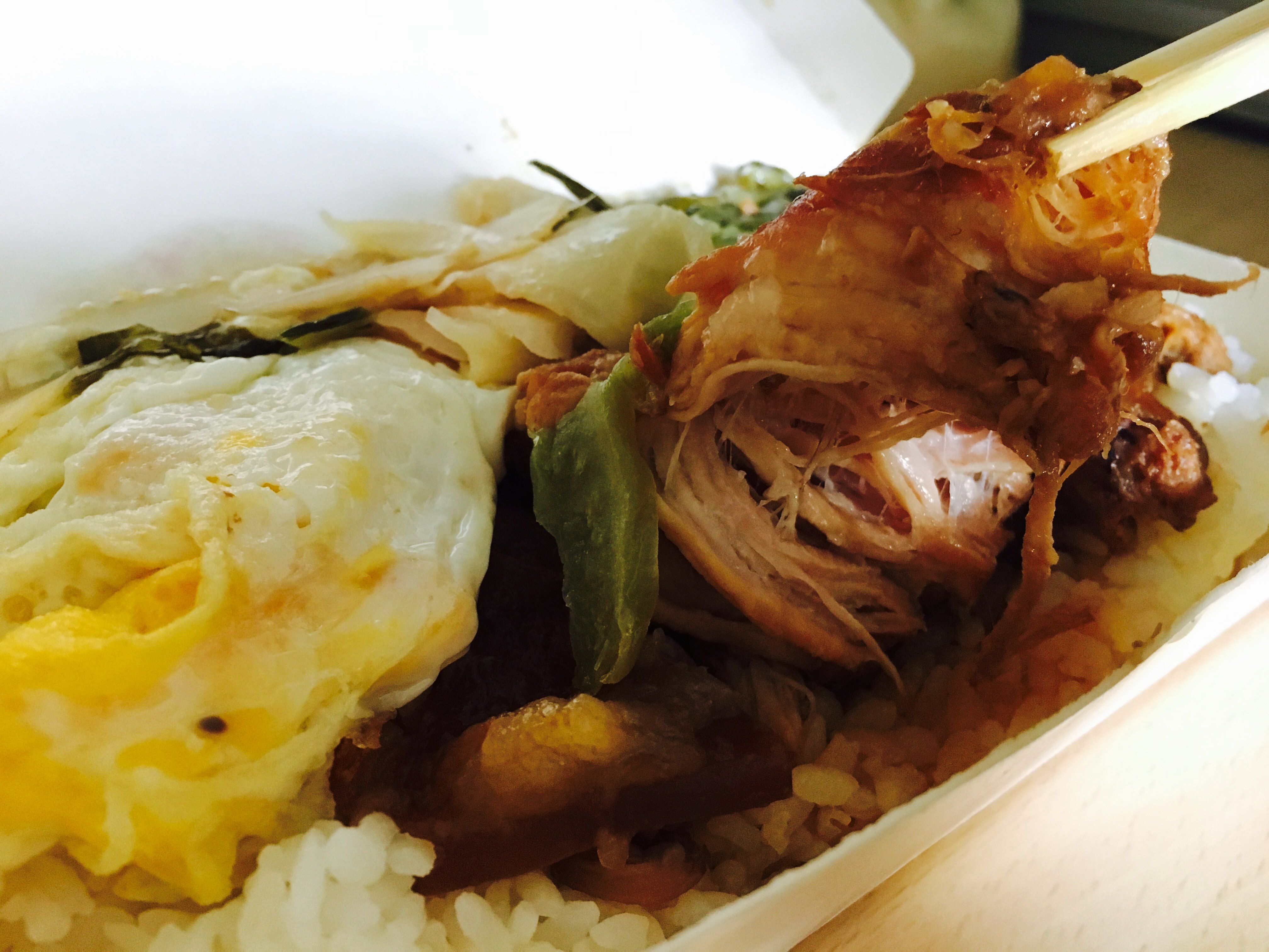 【高雄美食】華喜爌肉飯，五甲排隊老店一份只要60元，超邪惡入口即化控肉，可自選肥中瘦肉