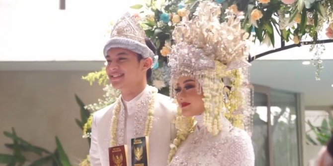 Inilah penjelasan dari asmawati staff kua tanete rilau persyaratan untuk foto buku nikah. Usai Resmi Menikah, Seperti Ini Senyum Bahagai Dinda Hauw Dan Rey Mbayang | Inafeed.com
