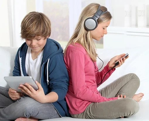 Perbedaan krtitik dan esai sastra. Generasi Z Â« IndoPROGRESS