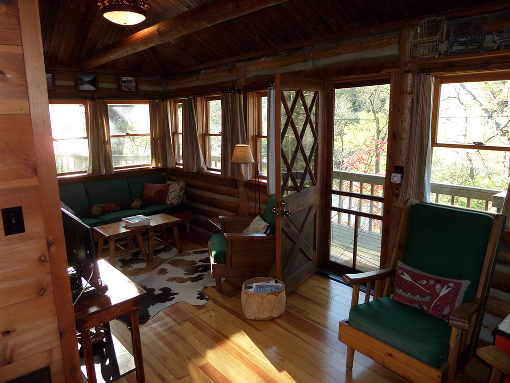 These west virginia airbnbs are cozy cabins where you can enjoy nature's beauty. Lake Lucerne Cabin | Cabins Cottages & Suites | Eureka Springs