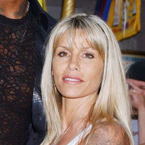 This 55 year old model owns worth of $1.4million and has a daughter. Annie Bakes Biography Age Husband Daughter And Career