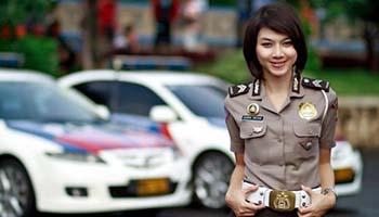 Siapa sih nama dari polwan tersebut?, viral, foto viral. Intersections The Pretty Imperative Handcuffing Policewomen In Indonesia