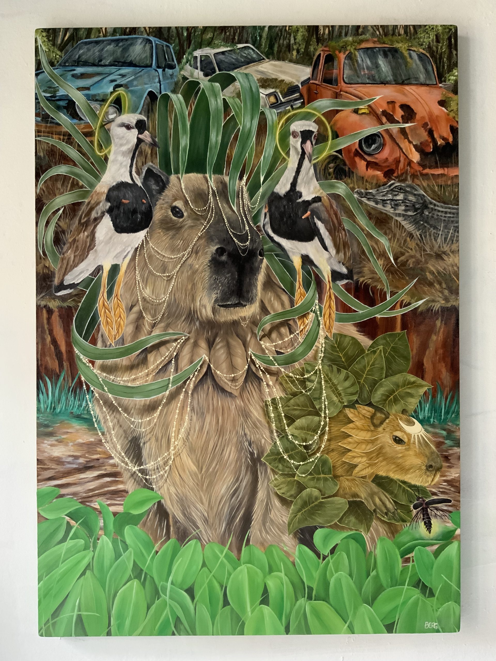 Escultura de lobo-guará feita com materiais descartados que representam ameaças ao animal, como lona de caminhão (colisão/atropelamento veicular) e barril de plástico (agrotóxicos ilegais). As patas representam arvores queimadas, como uma extensão da flora. A espécie percorre cerca de vinte quilômetros diários, espalhando sementes de frutas do qual se alimenta, como a fruta-do-lobo. A flor do fruto serve como coroa na obra.