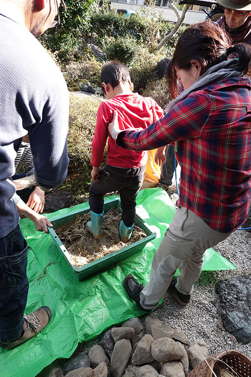 滋賀・永源寺「囲炉裏作り講座」／1日目 | 囲炉裏暖炉のある家