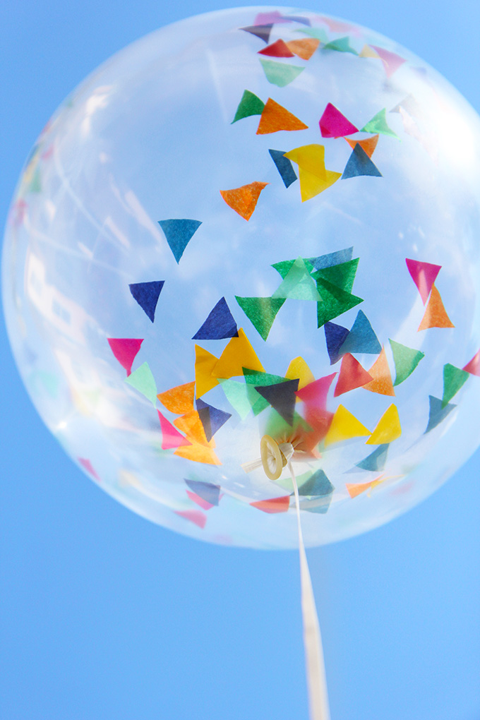 Clear balloons have been used by decor professionals for a long time and it is only recently that people have started to use these as part of their own party and wedding decor. Â» MY DIY | Confetti balloons