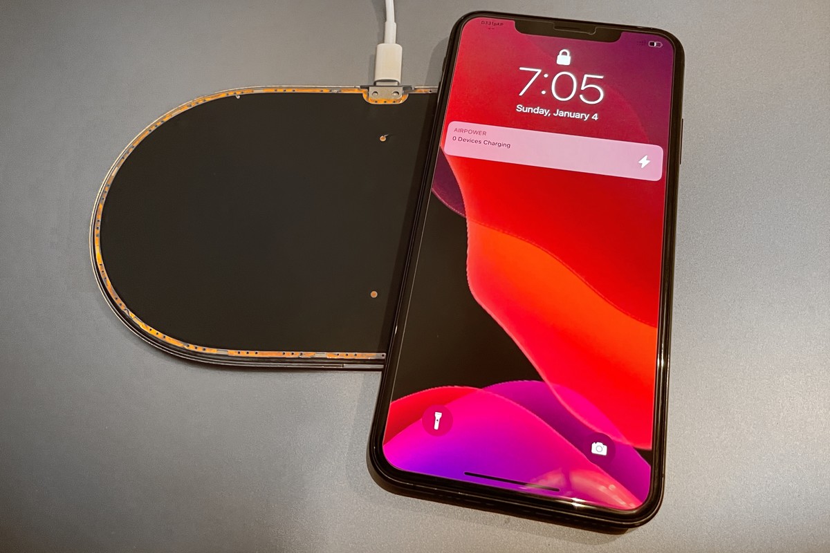 В сети появились фото и видео рабочего прототипа отмененной беспроводной зарядки Apple AirPower