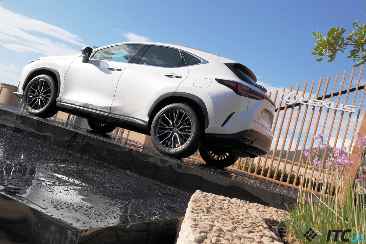 «Первый взгляд» на новый Lexus NX: снаружи – эволюция, внутри – революция