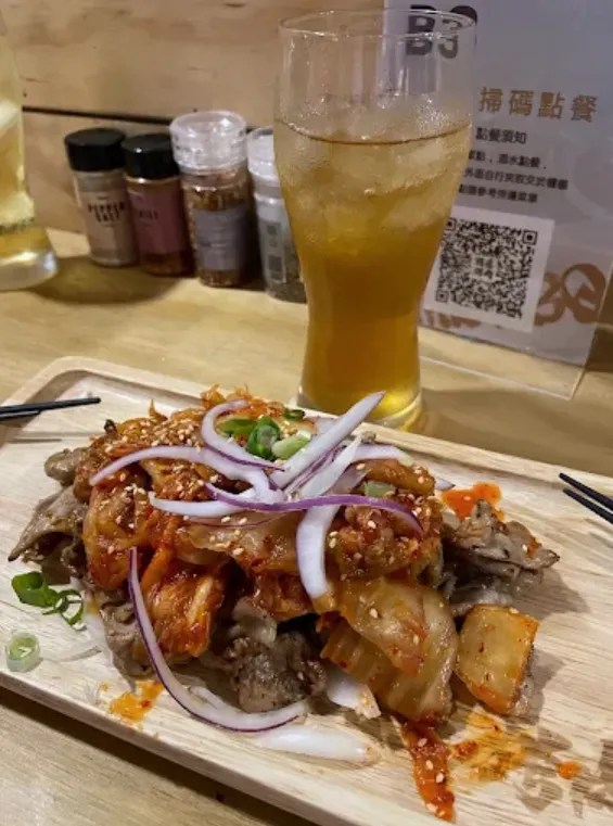 【花蓮林森路宵夜推薦】深夜肚子餓去哪吃？路邊烤肉 WildBBQ 奇萊店：結合野營風與職人炭火的平價美食天堂